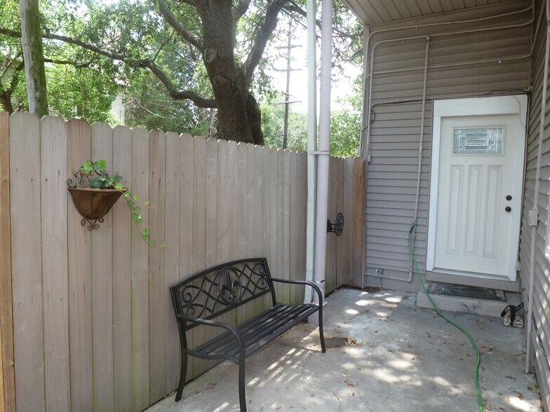 back entrance - 1101 Marengo St
