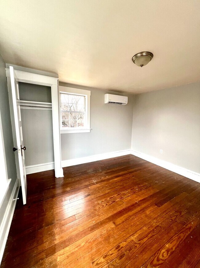 Building Photo - Spacious 3BR Home with Large Yard, Private Driveway & Storage