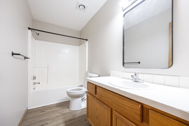 Building Photo - 4Bed/2.5 Bath available in SE Portland