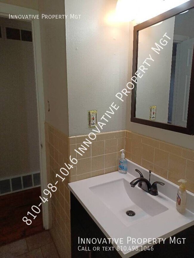Building Photo - 3 bedroom 1 bath spacious home! newly reno...