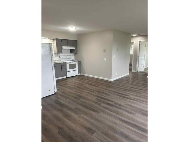 Building Photo - 114 Lake Ave S