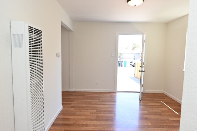 Building Photo - 2/1 - Central Redwood City Location - Hwy ...