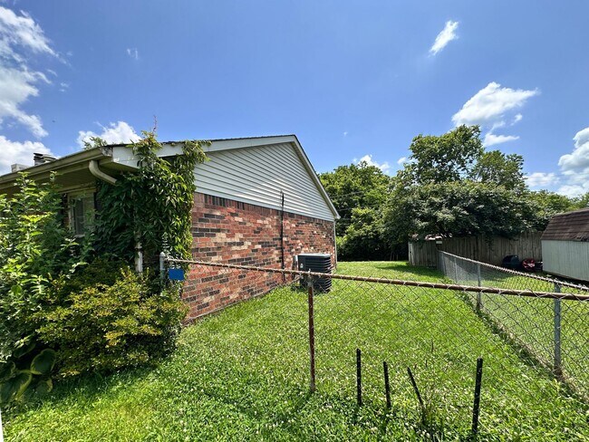 Building Photo - Lovely 3 BR House in South Lexington! New Paint & Flooring! Fenced Backyard, Off-Street Parking