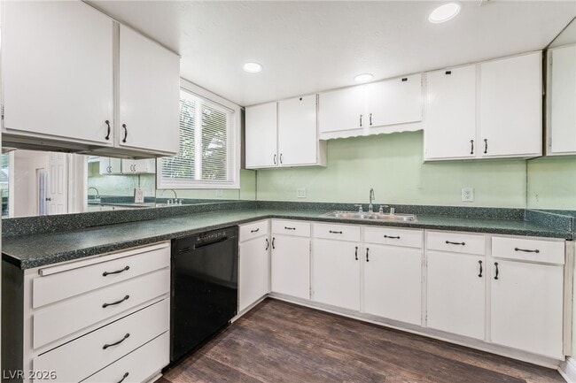 Building Photo - 1828 Hassett Ave