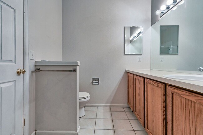 Building Photo - 3 Bedroom 3 Bath Townhome