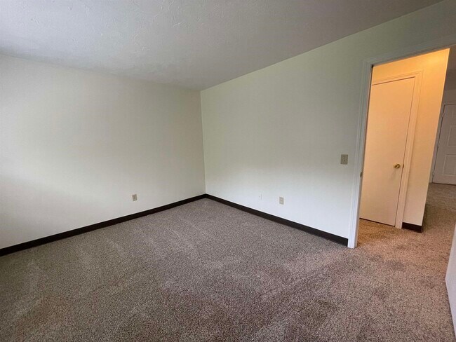 Building Photo - 385 Huse Rd