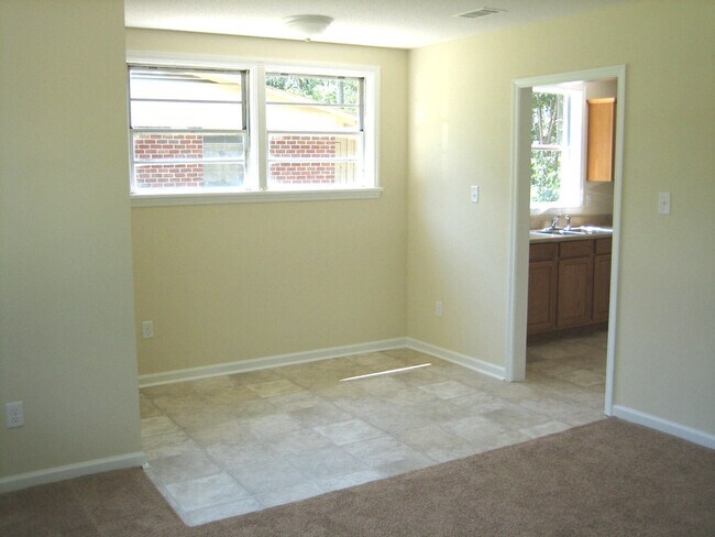 Building Photo - NICE TWO BEDROOM HOUSE