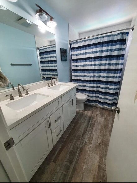 Shared Bathroom - 6935 Simi Pl