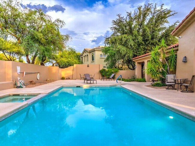 Building Photo - 3 Bedroom 2 Bathroom + Den   Gated Communi...