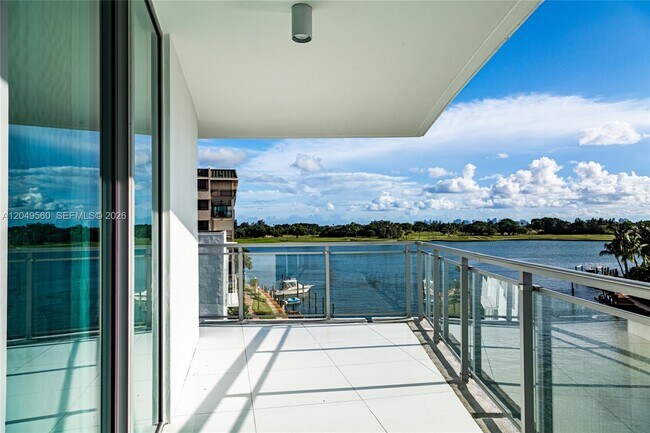 Building Photo - 9400 W Bay Harbor Dr