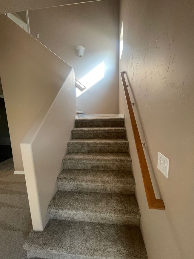 Building Photo - Freshly Remodeled 3 bed 2 Bath Townhome