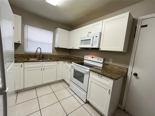 Building Photo - 1465 Tiverton Dr