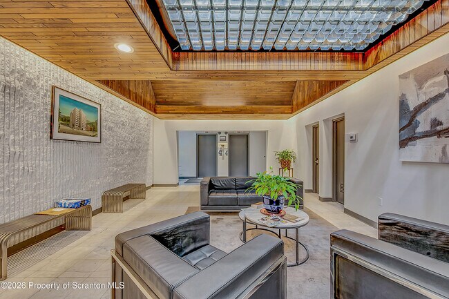 Building Photo - 550 Clay Ave