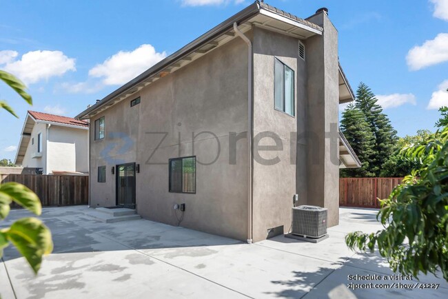 Building Photo - 1360 Goldenlake Rd