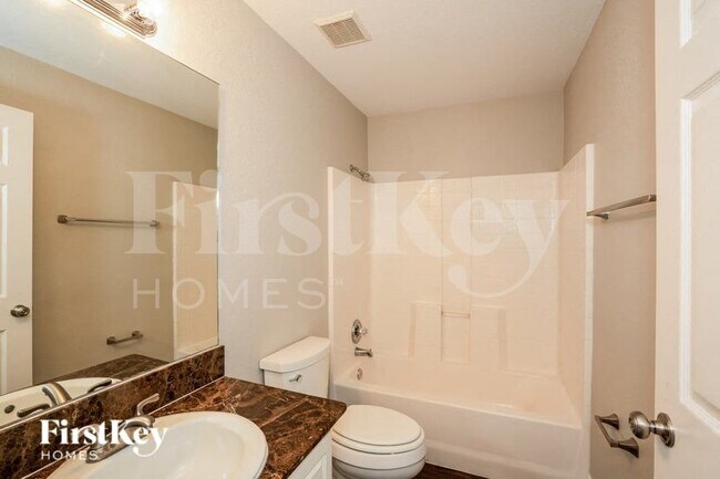 Building Photo - 4633 Fernway Dr