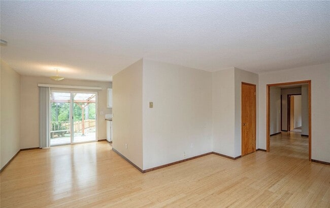 Building Photo - Spacious Rambler Retreat Nestled on an Acr...