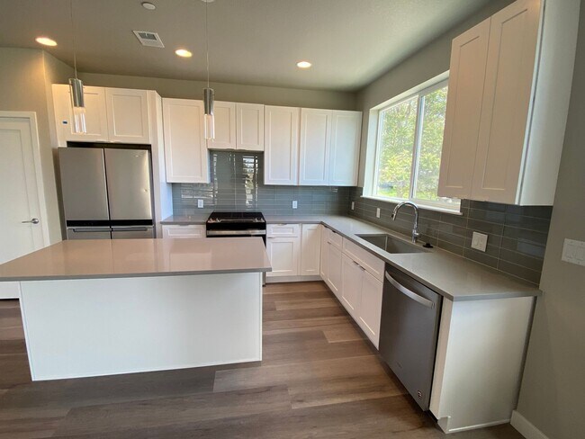 Building Photo - Luxury Townhome - 3 Bed 3.5 Bath at Overlo...