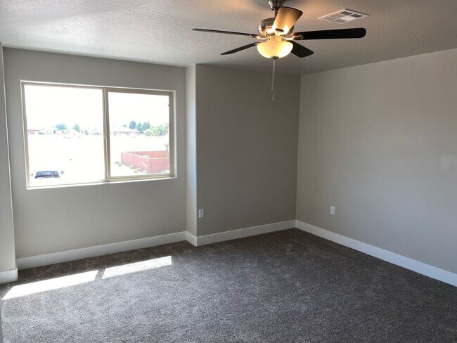 Building Photo - Newer- Red Mountain Vista Town Home,