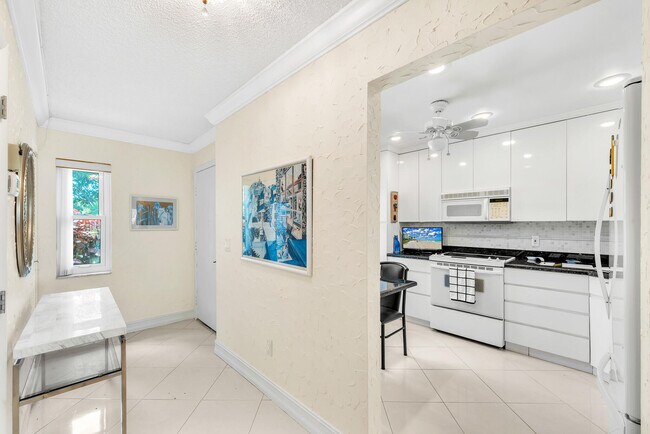 Building Photo - 9285 Vista del Lago