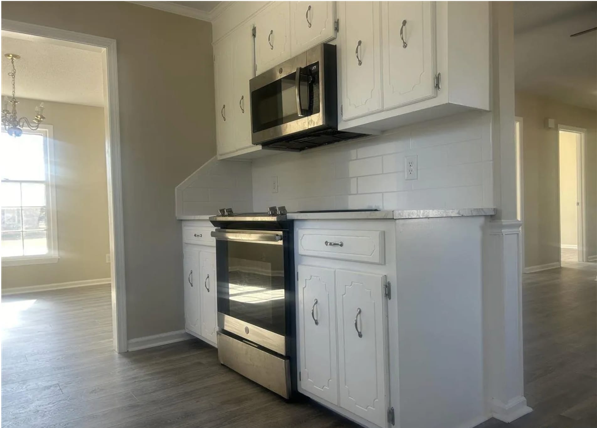 Stove and Microwave - 405 E Suena Dr