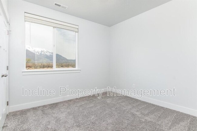 Building Photo - 772 260 W