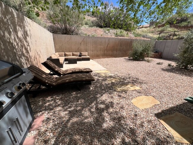 Building Photo - Fully Furnished Desert Dream Townhome! SHORT TERM LEASE OPTION