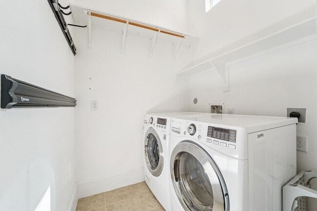 Building Photo - 2421 Beall St