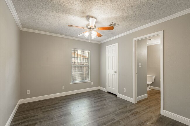 Building Photo - 164 Varsity Dr