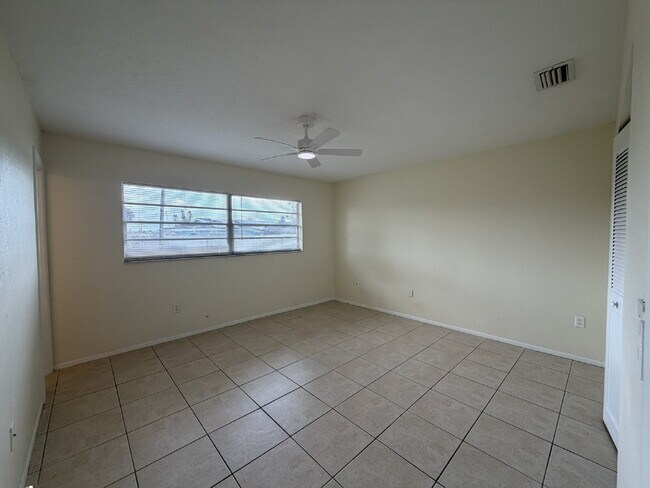 Building Photo - "Charming 3-Bedroom with 2 Full Baths in North Port"