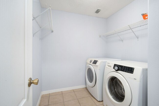 Building Photo - Family-Friendly 3BR Home with Yard, Office...