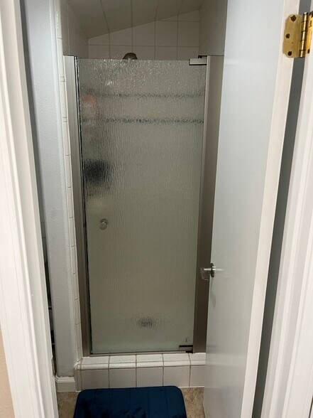 adjacent shower/toilet room - 4569 E Alamos Ave