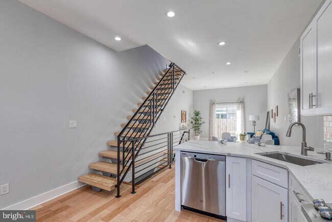 Building Photo - 2636 Latona St