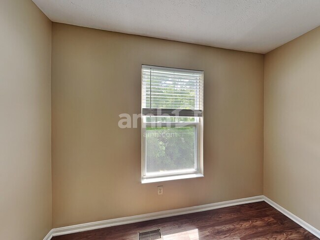 Building Photo - 10 Bobwhite Ct