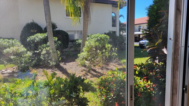 Building Photo - Annual turnkey/seasonal furnished ground f...