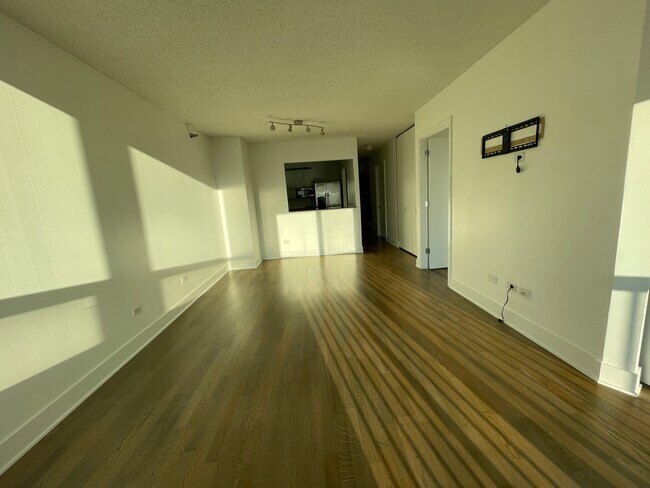 Building Photo - 400 N La Salle Dr