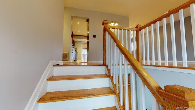 Building Photo - 511 Freeman Ave