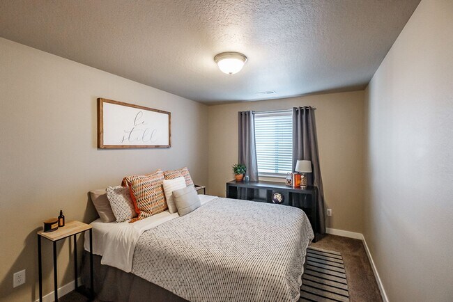 Building Photo - Beautiful 3 Bedroom on Large Corner Lot!