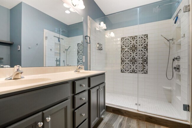 Building Photo - Available Now! Gorgeous, Well Upgraded 3 Bed / 2.5 Bath w/ First Floor Primary!