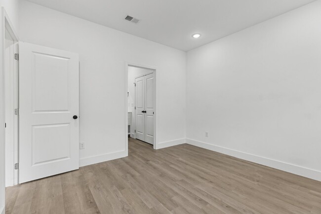 Building Photo - "Discover Comfort & Convenience: Spacious ...