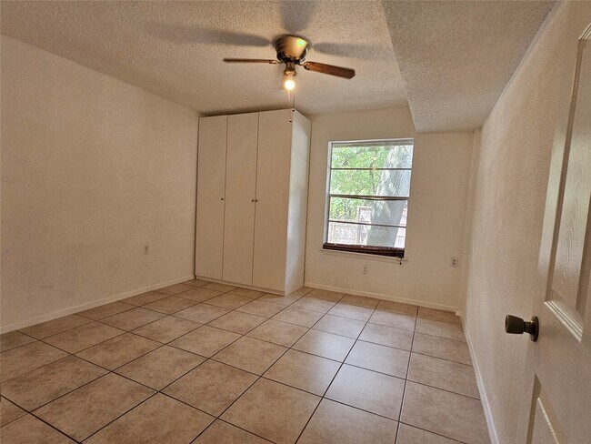 Building Photo - 8287 Kingsbrook Rd