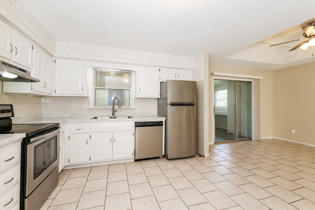 Building Photo - Spacious 4-Bedroom Home