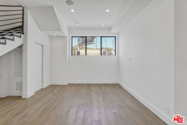 Building Photo - 1445 1/4 N Martel Ave