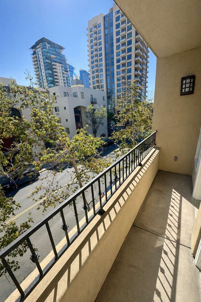 Building Photo - $3,950 - 2 Bed / 2 Bath City Walk Condo in Downtown San Diego