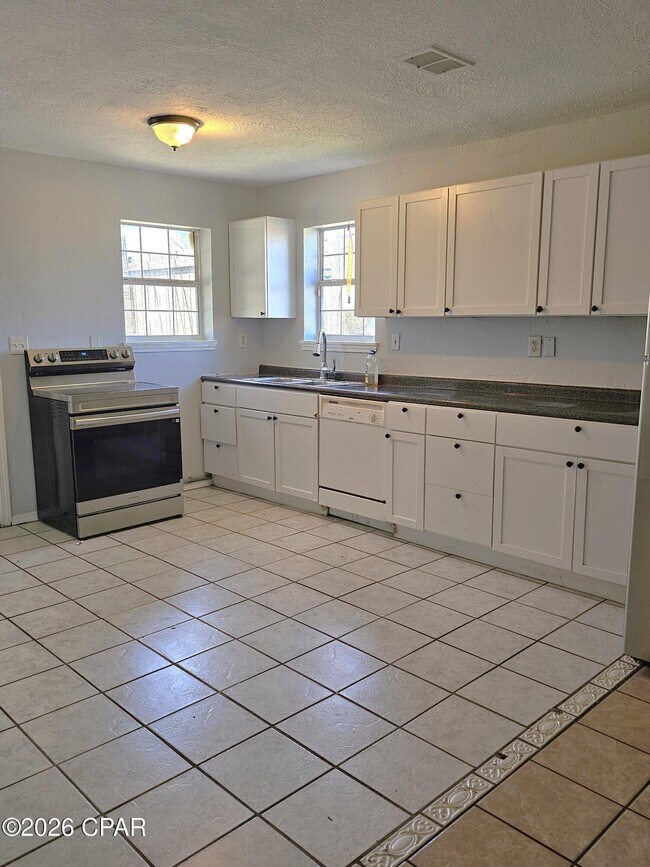 Building Photo - 4402 Cindy Ln