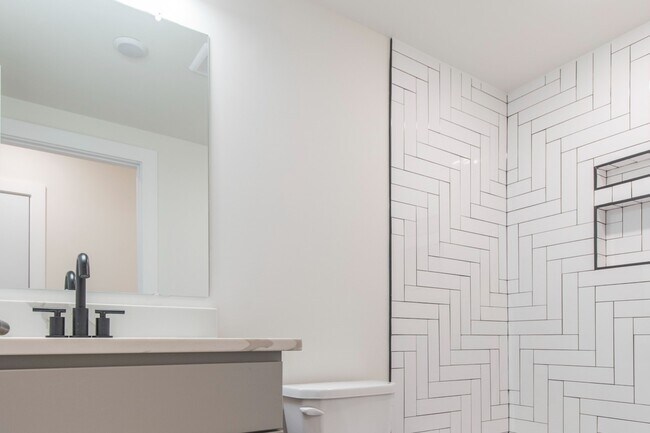 Building Photo - 810 W Norris St