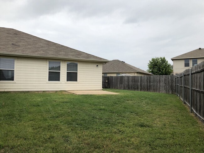 Building Photo - 2 bedroom 2 Bath Duplex in Crowley