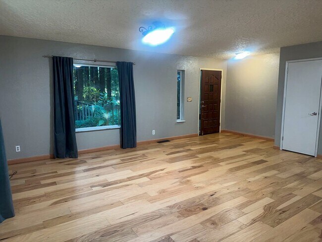 Building Photo - Pet-Friendly AMAZING Home Close To Town, Yet Private And Peaceful!