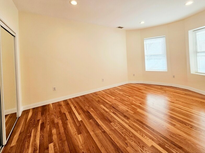 Building Photo - 1803 Beacon St