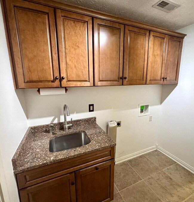 Building Photo - 433 Deer Lake Pl