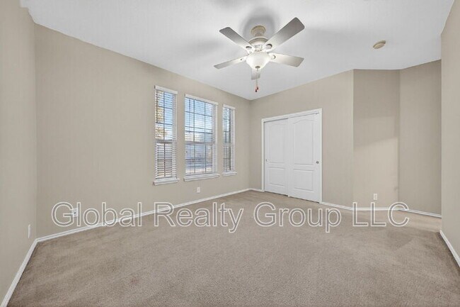 Building Photo - 216 Silver Wing